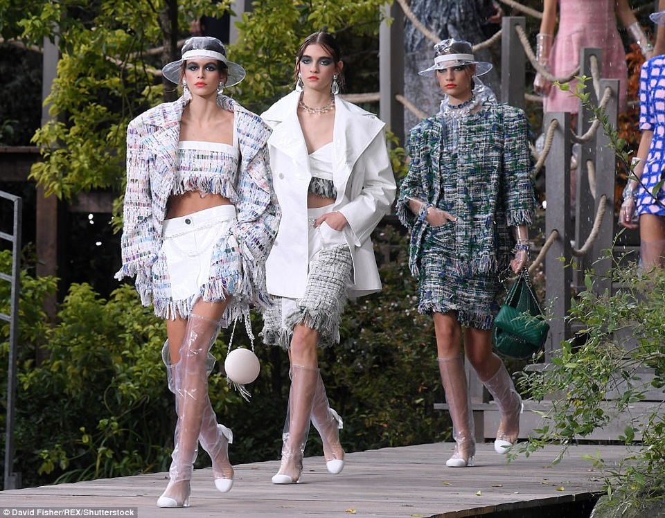 
Chanel lăng xê chất liệu nhựa tại tuần lễ thời trang Paris
