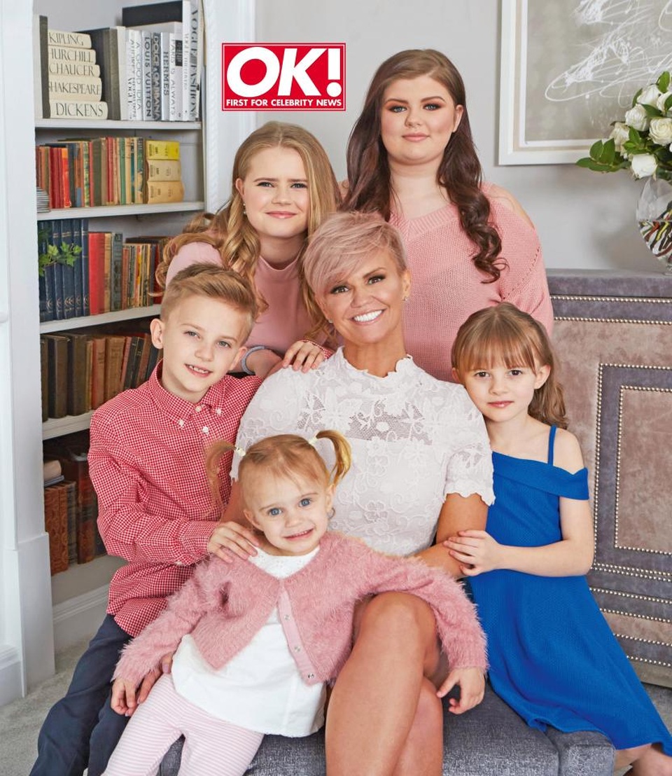 Kerry Katona bị chồng cũ tố nghiện rượu - 5
Cô nói không thể tha thứ cho cách hành xử không đúng đắn của chồng trước mặt các con trong khi đó chồng cô, Kay đã khẳng định, Kerry nghiện rượu tới mức có khi 4 ngày không ra khỏi phòng ngủ và thậm chí từng ném ly rượu vào chồng.