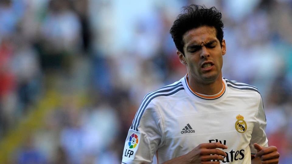 Năm 2009, Real Madrid mua cả Kaka lẫn C.Ronaldo với hy vọng lắp ghép cặp tấn công khủng bậc nhất thế giới. Dù vậy, Kaka lại không thể tỏa sáng như kỳ vọng. Một phần bởi cầu thủ này đã dính quá nhiều chấn thương. Bên cạnh đó, Kaka được cho là không hợp với cuộc sống bon chen ở Real Madrid. Sau này, Kaka thừa nhận: Tôi đã đánh mất niềm vui chơi bóng ở Real Madrid.