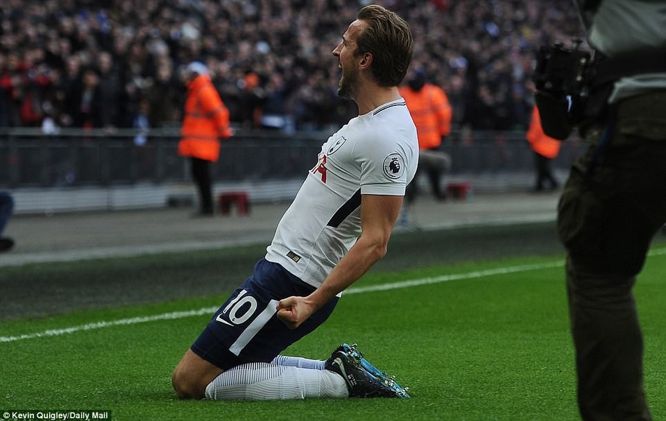 Harry Kane vượt cả Messi lẫn C.Ronaldo về ghi bàn năm 2017 - 1 Harry Kane vượt qua Messi để trở thành cầu thủ ghi nhiều bàn thắng nhất năm 2017