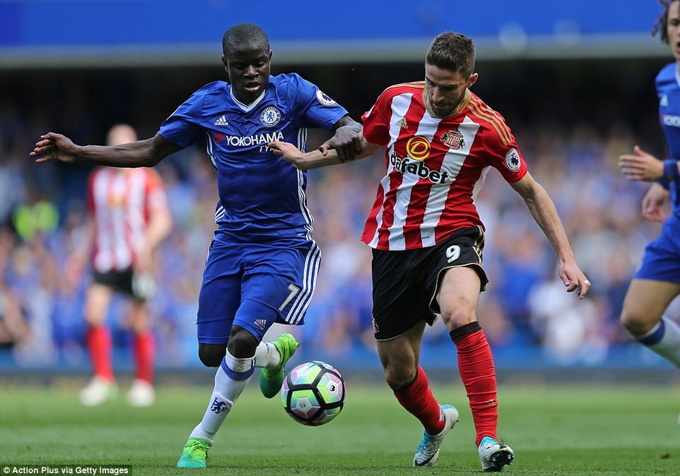 Chelsea 5-1 Sunderland: Quà đẹp cho ngày nhận cúp - 2
Kante (trái) tranh bóng với Borini