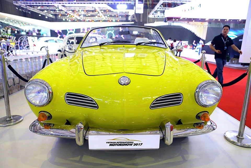 Những hình ảnh "cứu vớt" một triển lãm xe - 2
Karmannn Ghia Cabriolet 1967 - mẫu xe nhanh nhất của Volkswagen những năm 1960, với kiểu dáng được thiết kế bởi Luigi Segre (Italy) của hãng Ghia Carrozzeriam.