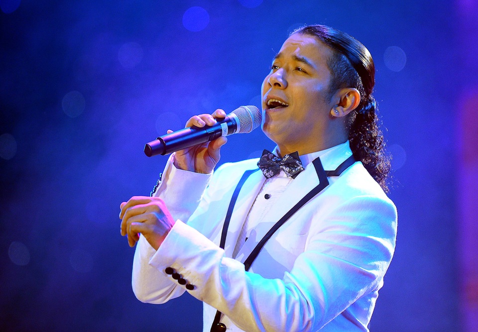 Nam ca sĩ Kasim Hoàn Vũ với giọng hát nồng nàn đã thể hiện đầy tình cảm và da diết ca khúc Tôi ơi đừng tuyệt vọng.