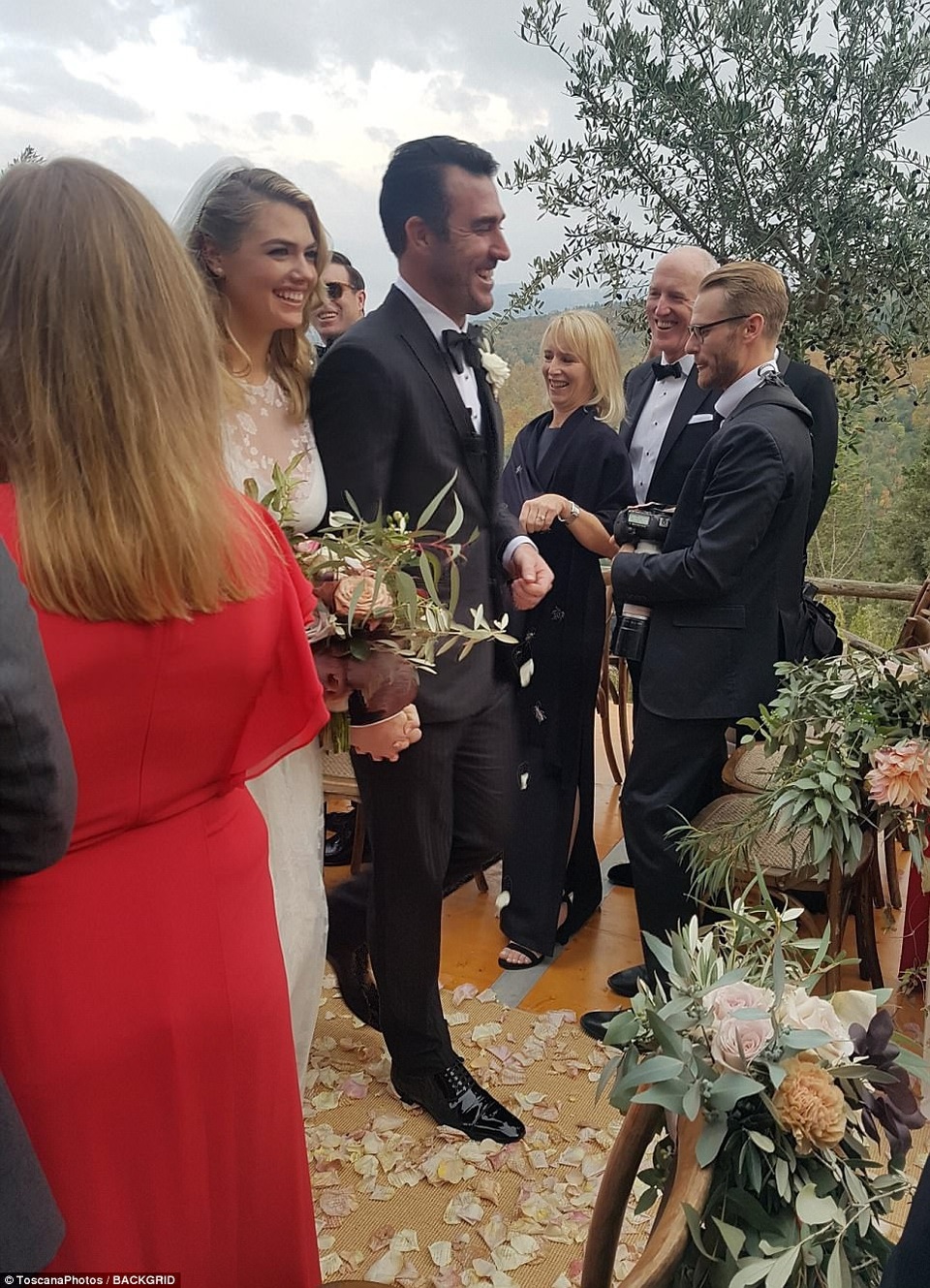 
Cô dâu xinh đẹp chọn một chiếc váy cưới truyền thống và kín đáo. Cô trang điểm theo phong cách tự nhiên. Chú rể Justin diện vest đen thanh lịch.
