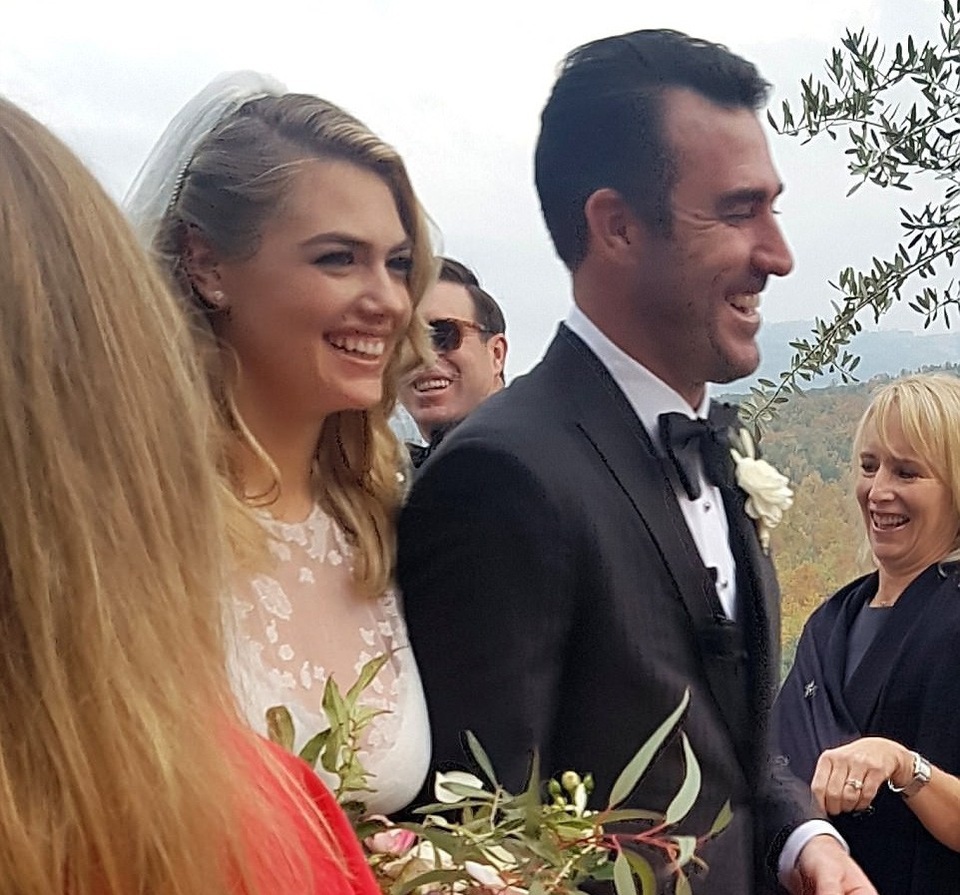 
Cô dâu Kate Upton rạng ngời trong ngày trọng đại. Cô sánh bước cùng chú rể Justin Verlander trong tiếng vỗ tay và chúc phúc của mọi người.
