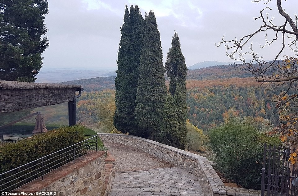 
Khung cảnh diễn ra hôn lễ rất lãng mạn và bình yên.
