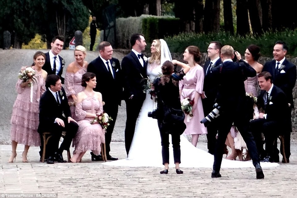 
Cặp vợ chồng son chụp ảnh kỷ niệm cùng các phù dâu và phù rể.
