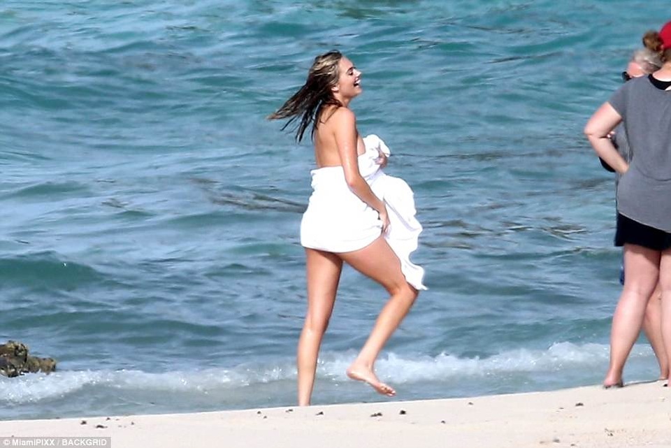 Mải tạo dáng bán khỏa thân, siêu mẫu Kate Upton ngã nhào xuống biển - 9
Kate Upton đã sẵn sàng để chuyển sang địa điểm khác để chụp hình. Với một người mẫu như cô, những sự cố như thế này sẽ là những kỷ niệm khó quên.