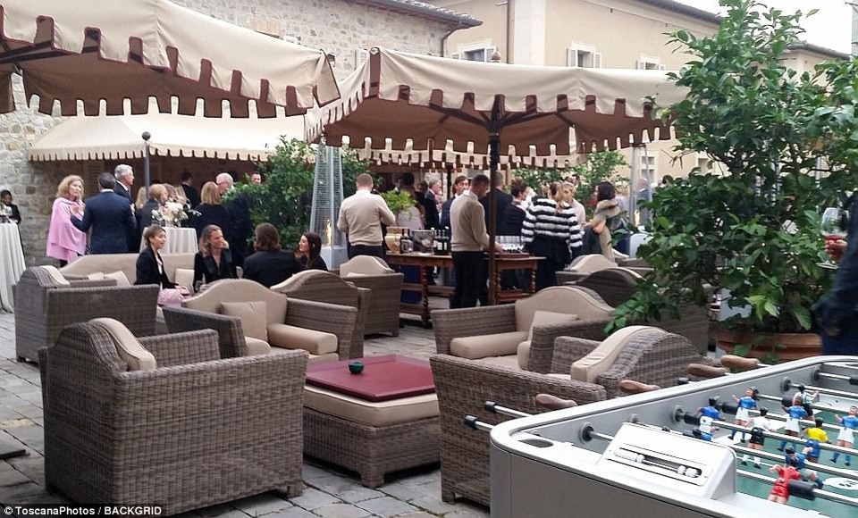 
Kate Upton từng thú nhận cô khá căng thẳng khi nghĩ tới chuyện làm đám cưới. Người đẹp 9x muốn một hôn lễ khép kín, ấm áp và không có sự nhòm ngó của truyền thông. Kate cũng muốn đó là sự kiện đáng nhớ và chỉn chu nhất cuộc đời.
