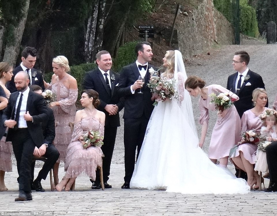 
Kate và Justin cùng nâng ly trong đám cưới. Hai người hoàn toàn không tiết lộ về kế hoạch đám cưới trước khi công khai thông tin này vào sáng nay 6/11.
