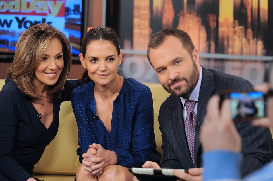 
Katie tới trả lời phỏng vấn của đài Fox tại New York, ngày 28/3.
