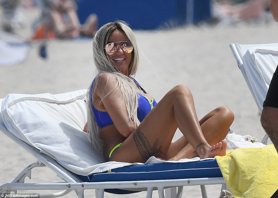 
Bà mẹ 5 con thực hiện show truyền hình mới và cô làm việc chăm chỉ dưới nắng nóng suốt ngày 2/5 vừa qua
