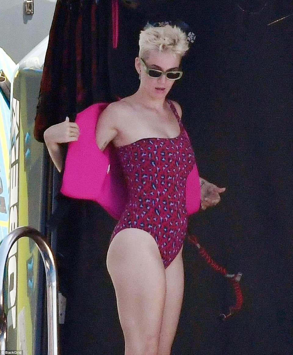 Katy Perry khoe dáng gợi cảm trong kỳ nghỉ cùng "hội chị em" - 7
Chia tay Orlando Bloom, Katy Perry quyết định xuống tóc, thay đổi ngoại hình, và trở lại với các dự án âm nhạc sau gần 2 năm nghỉ ngơi.
