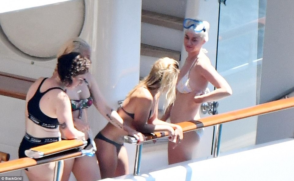 Katy Perry khoe dáng săn chắc trong bộ áo tắm hai mảnh - 15
Katy Perry tiếp tục lên du thuyền cùng bạn bè để tận hưởng cảm giác lênh đênh trên biển.