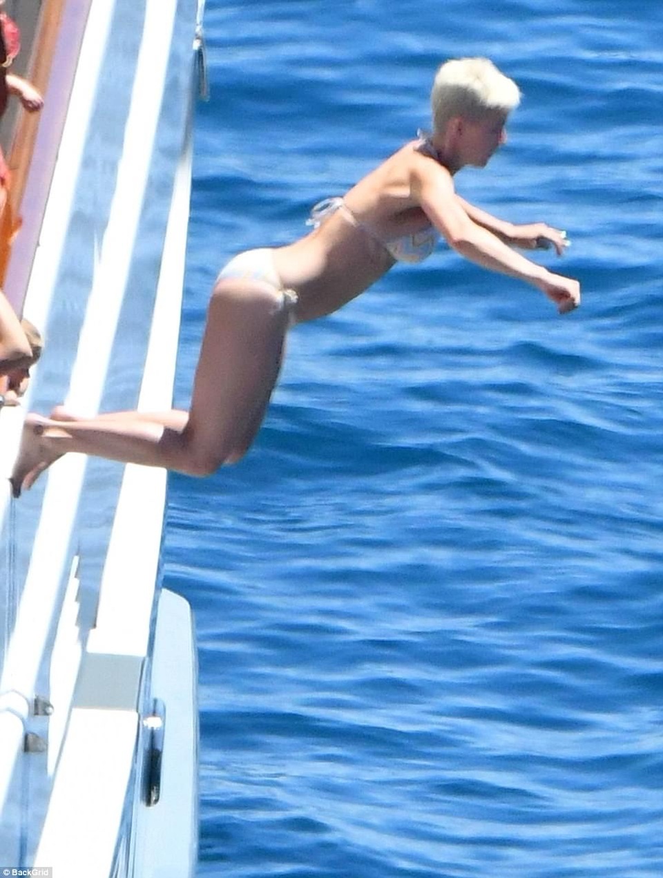 Katy Perry khoe dáng săn chắc trong bộ áo tắm hai mảnh - 22
Mái tóc ngắn khiến Katy Perry trông rất cá tính, mạnh mẽ.