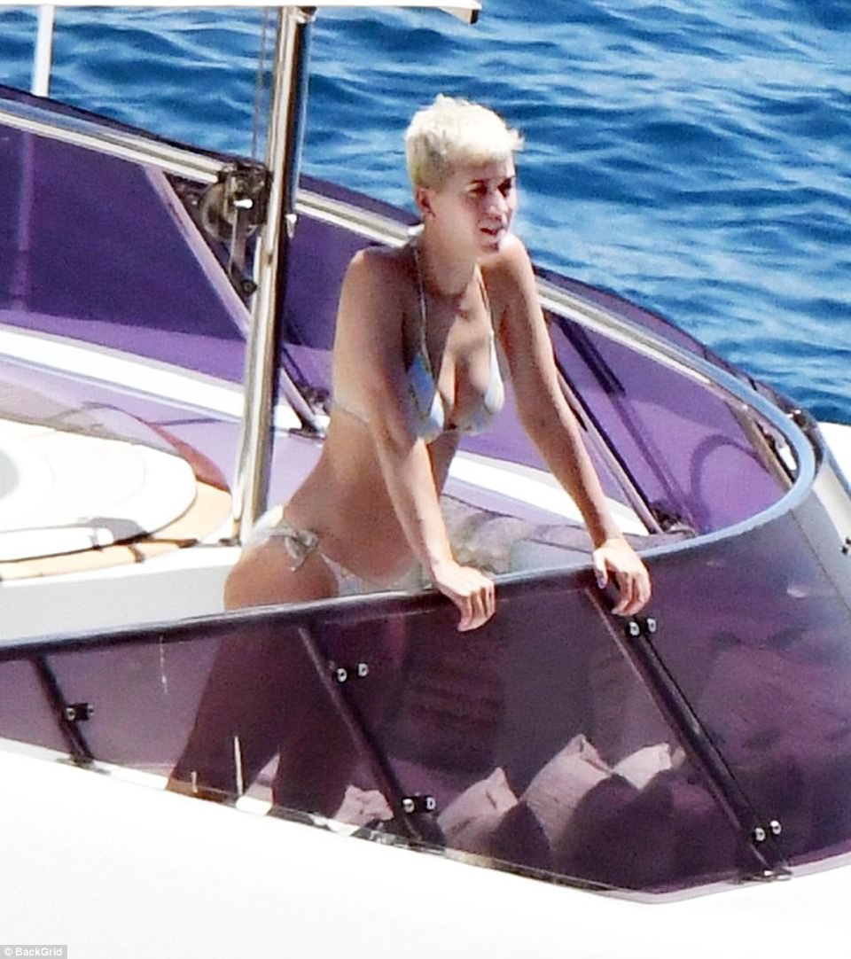 Katy Perry khoe dáng săn chắc trong bộ áo tắm hai mảnh - 16 Katy Perry khoe dáng săn chắc trong bộ áo tắm hai mảnh - 16