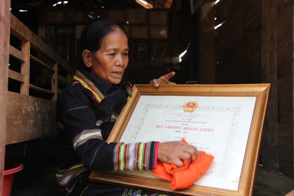 Nên duyên vợ chồng từ những ngày tải đạn kháng chiến - 1
Nhờ tham gia kháng chiến mà bà H’Krông quen được chồng