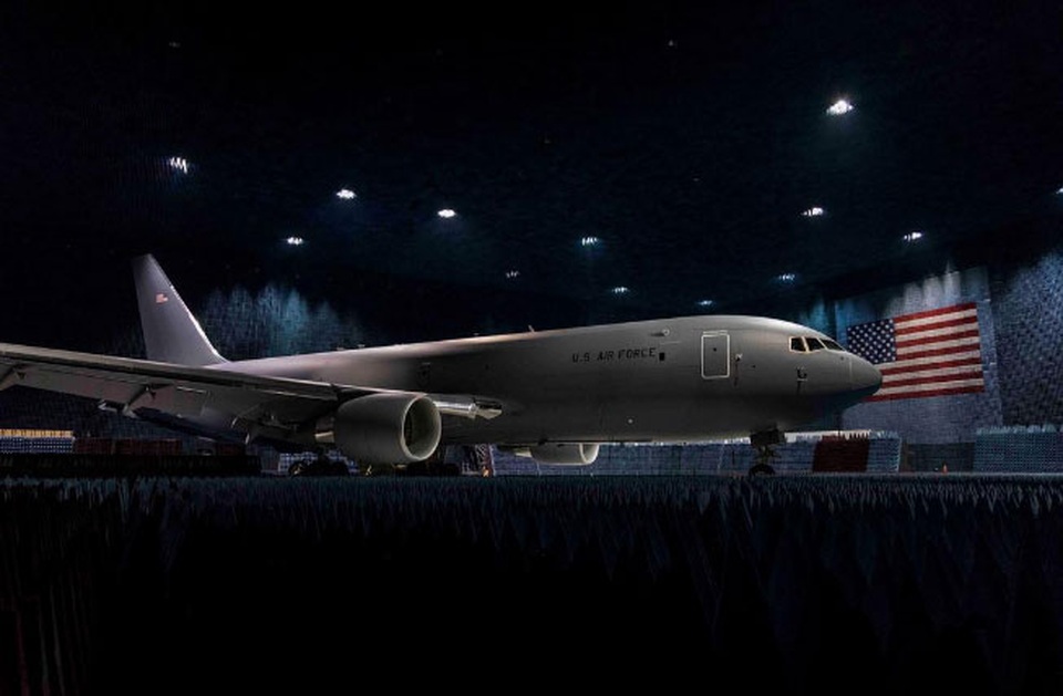 "Trạm nhiên liệu biết bay" sắp gia nhập Không quân Mỹ - 2
Máy bay KC-46 tại căn cứ không quân Edwards (Ảnh: Boeing)