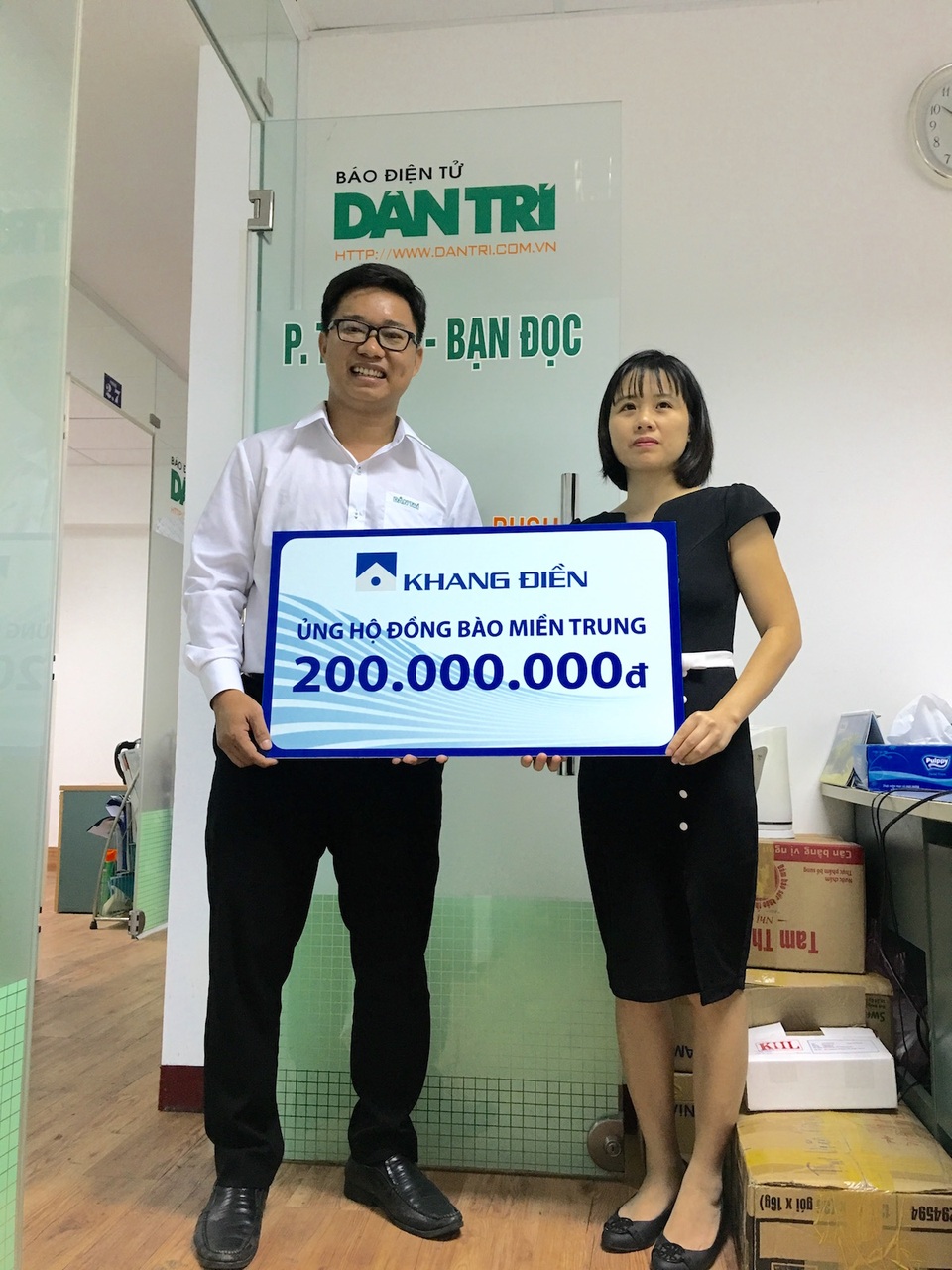 
Nhà báo Ngô Công Quang, Phó Trưởng Văn phòng phía Nam báo Dân trí nhận số tiền 200 triệu đồng ủng hộ đồng bào bị lũ lụt của Công ty CP Đầu tư và Kinh doanh nhà Khang Điền do bà Phạm Quỳnh Lan, Giám đốc Nhân sự đại diện trao
