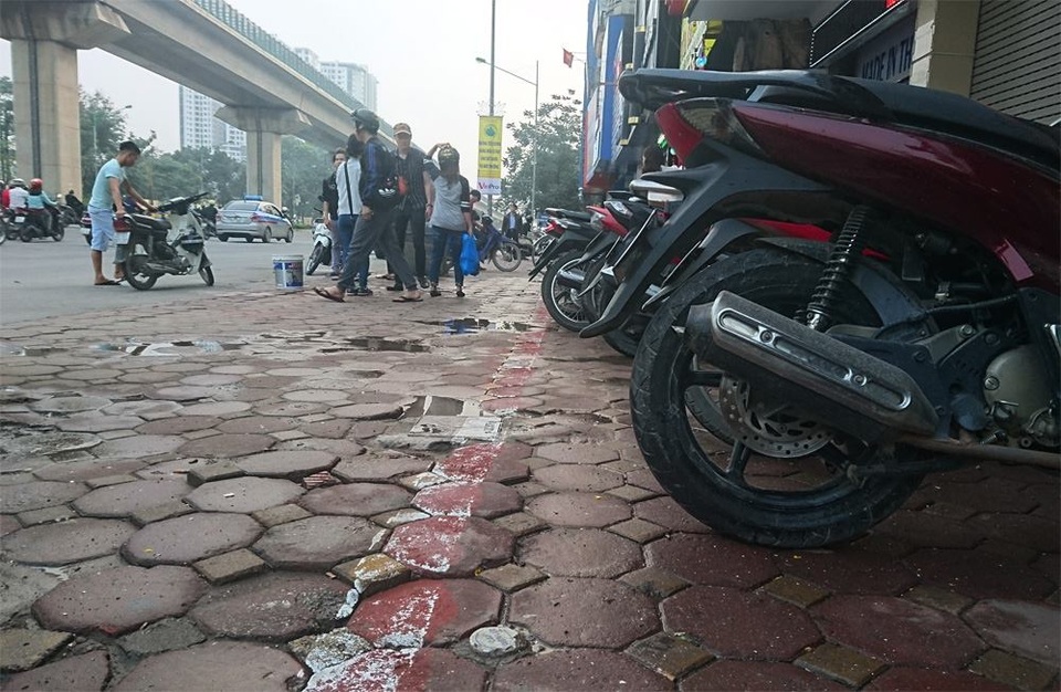 Hà Nội: Vì sao vạch kẻ vỉa hè đường Nguyễn Trãi có hình zích zắc? - 6
Lực lượng chức năng xóa vạch cũ để kẻ vạch mới