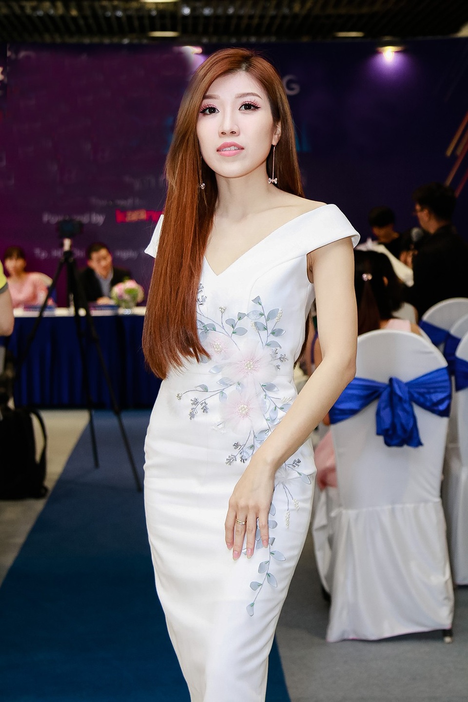 Bà xã Đăng Khôi quyến rũ hơn sau khi sinh 2 con - 7 Ca sĩ Trang Pháp cũng lựa chọn cho riêng mình một bộ váy trắng đơn giản cùng lối trang điểm nhẹ nhàng.