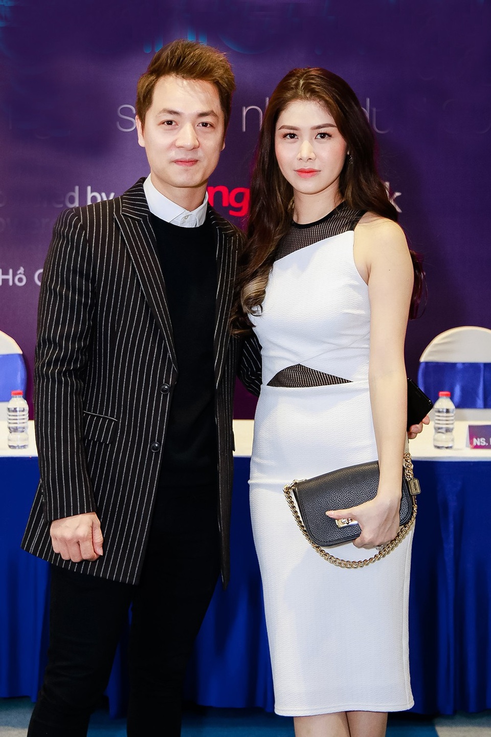 Bà xã Đăng Khôi quyến rũ hơn sau khi sinh 2 con - 1 Nam ca sĩ Đăng Khôi “hộ tống” bà xã tới sự kiện khởi động giải thưởng âm nhạc tôn vinh các nghệ sĩ trẻ dưới 30 tuổi đã có nhiều cống hiến cho âm nhạc trong năm 2017.