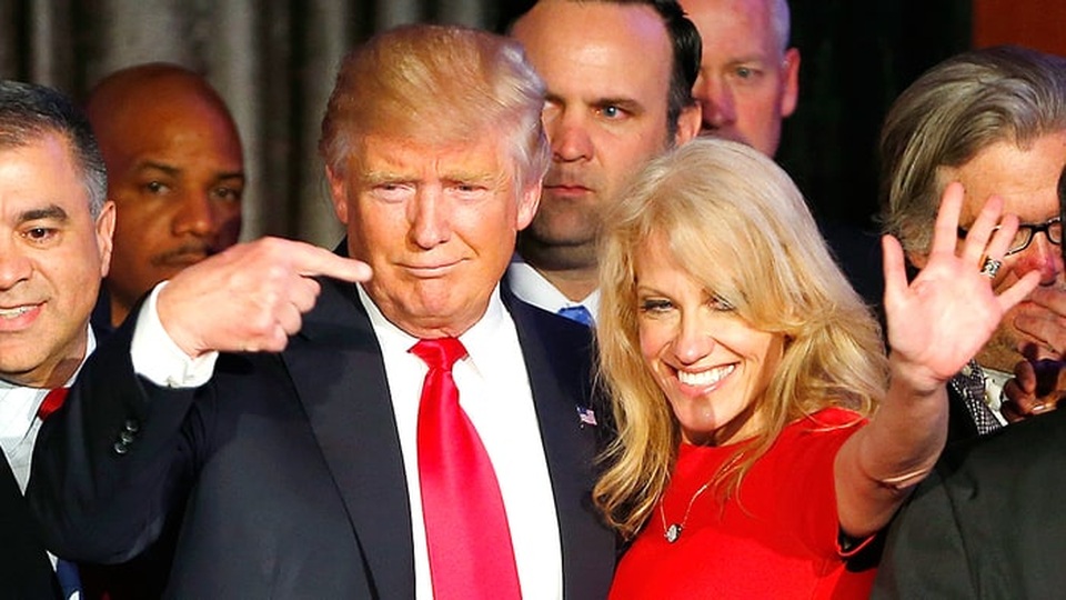 Cố vấn Nhà Trắng hứng chỉ trích vì quảng cáo sản phẩm của con gái ông Trump - 1
Ông Trump và nữ cố vấn Conway (Ảnh: Us Weekly)
