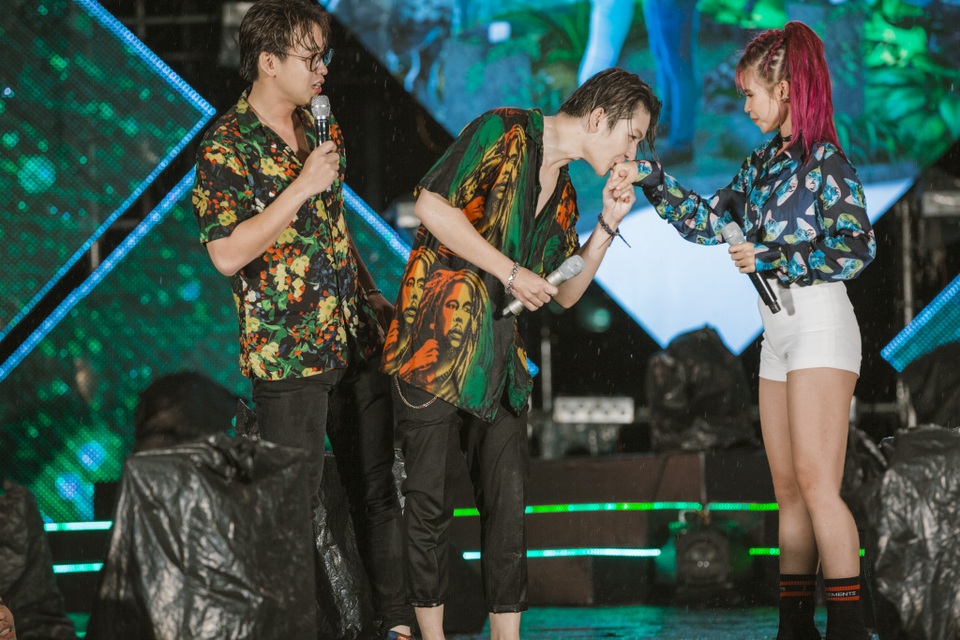 Dưới cơn mưa, Khởi My và Kelvin Khánh đã ôm nhau tình tứ, nhưng khi nhận được yêu cầu hôn nhau ngay trên sân khấu từ MC, cả hai đã khéo léo “đánh trống lảng” và cuối cùng chỉ trao nhau nụ hôn lên… tay.