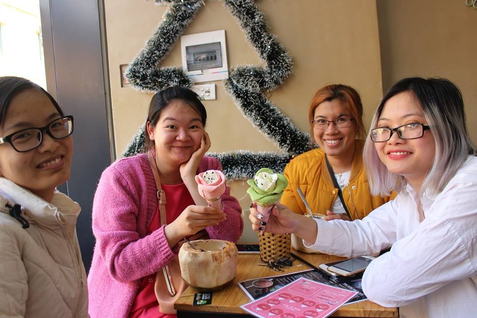 Xếp hàng mua kem hoa hồng tại Hà Nội - 1
Rất nhiều người check-in với cây kem hoa hồng lạ mắt này trước khi thưởng thức nó.