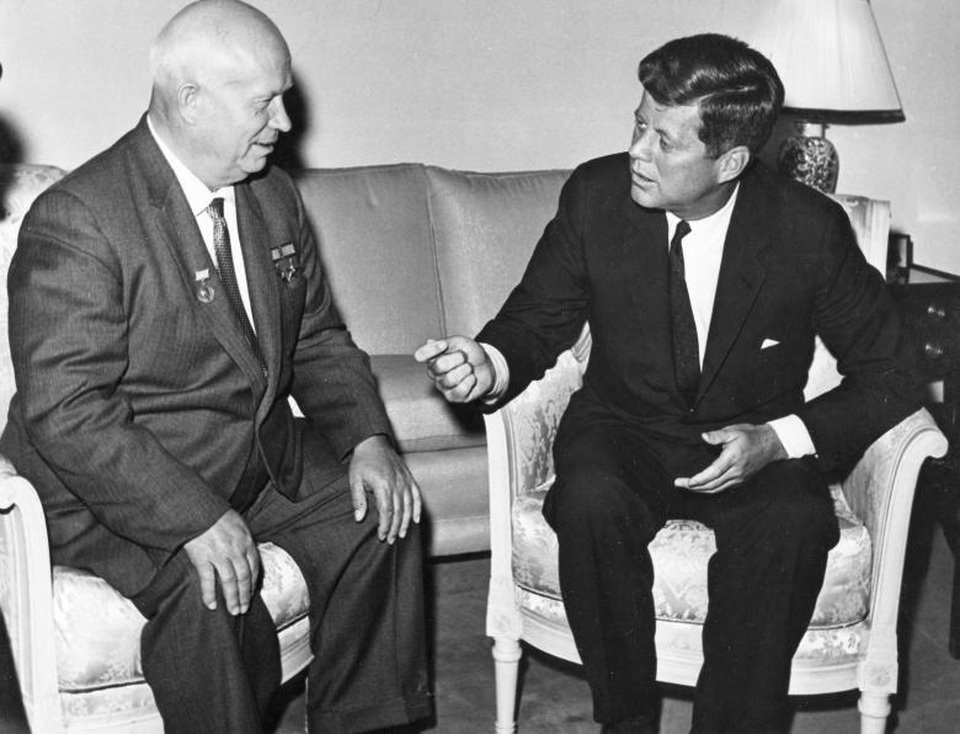 Cuộc đời cố Tổng thống Mỹ John F. Kennedy qua ảnh - 10 Cố Tổng thống Kennedy gặp ông Nikita Khrushchev, cố Chủ tịch Hội đồng Bộ trưởng Liên bang Xô Viết, tại Đại sứ quán Mỹ ở Vienna, Áo vào tháng 6/1961.