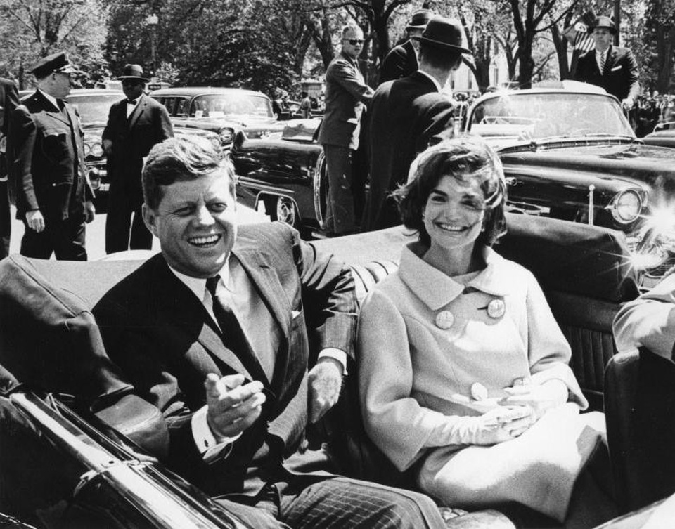 Cuộc đời cố Tổng thống Mỹ John F. Kennedy qua ảnh - 11 Vợ chồng cố Tổng thống Kennedy tại thủ đô Washington năm 1961.
