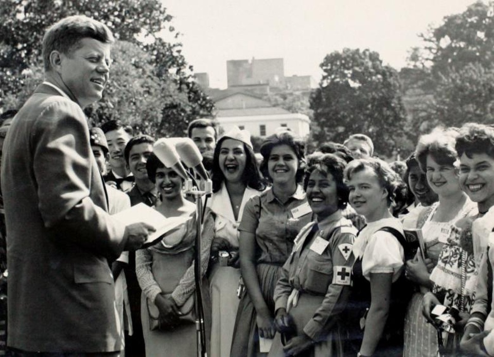 Cuộc đời cố Tổng thống Mỹ John F. Kennedy qua ảnh - 12 Cố Tổng thống Kennedy gặp gỡ các sinh viên quốc tế tại Nhà Trắng năm 1962.