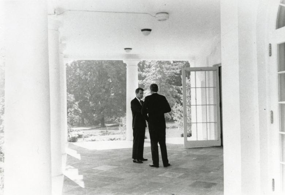 Cuộc đời cố Tổng thống Mỹ John F. Kennedy qua ảnh - 14 Ông Kennedy trò chuyện cùng em trai, cố Bộ trưởng Tư pháp Mỹ Robert F. Kennedy, tại Nhà Trắng vào năm 1962.