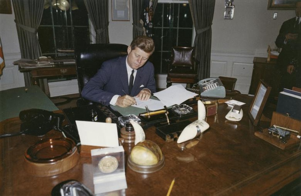 Cuộc đời cố Tổng thống Mỹ John F. Kennedy qua ảnh - 15 Ông Kennedy trong phòng làm việc tại Nhà Trắng năm 1962.