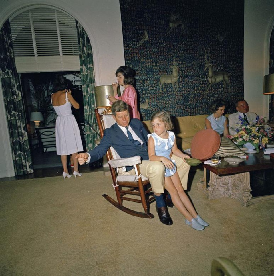 Cuộc đời cố Tổng thống Mỹ John F. Kennedy qua ảnh - 17 Ông Kennedy tới thăm con gái Caroline nhân ngày Lễ Phục sinh tại căn nhà thuê lại của một người bạn ở Palm Beach, bang Florida, năm 1963.