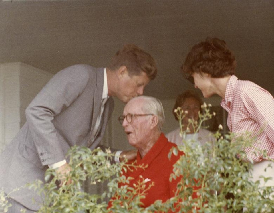 Cuộc đời cố Tổng thống Mỹ John F. Kennedy qua ảnh - 20 Ông Kennedy gửi một nụ hôn tới người cha của mình, ông Joseph P. Kennedy Sr, tại bang Massachusetts năm 1963.