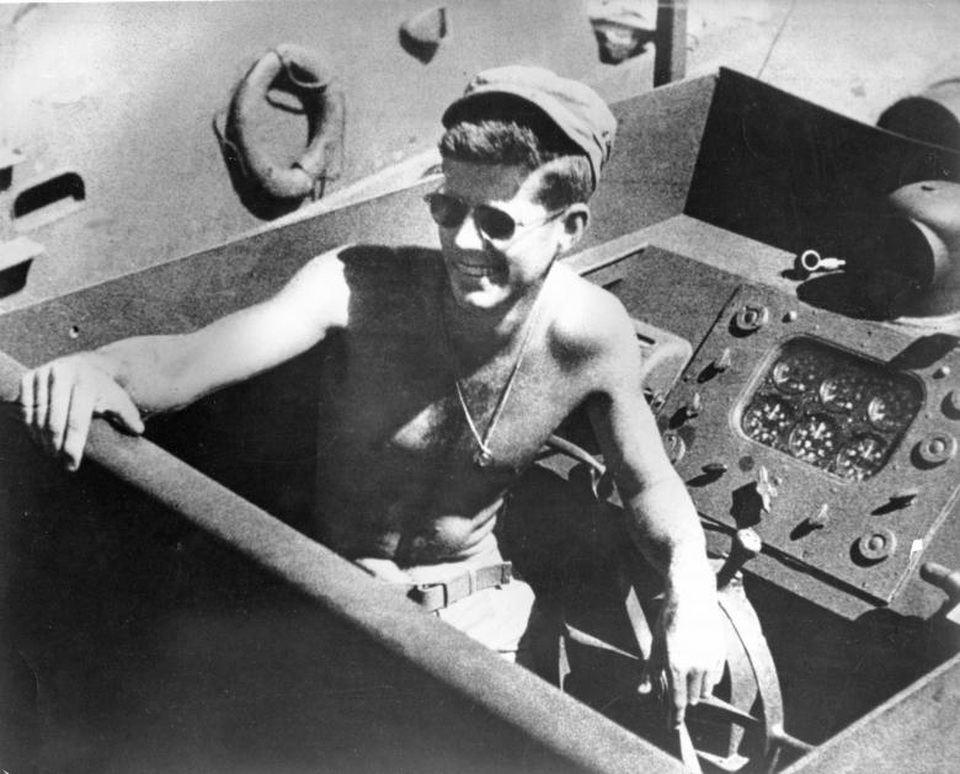 Cuộc đời cố Tổng thống Mỹ John F. Kennedy qua ảnh - 5 Đại úy Hải quân John F. Kennedy ngồi trong tàu tuần tra trong Chiến tranh Thế giới thứ II vào tháng 3/1942.
