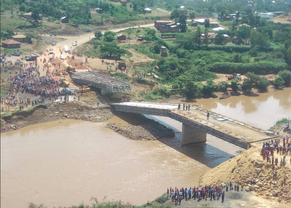 Cây cầu bị sập dự kiến khánh thành vào tháng 7 (Ảnh: Twitter)