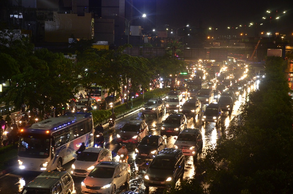 Sài Gòn mưa lớn - Sau ngập là ùn tắc nghiêm trọng - 6
Các phương tiện xếp hàng dài trên đường Điện Biên Phủ hướng về ngã tư Hàng Xanh.