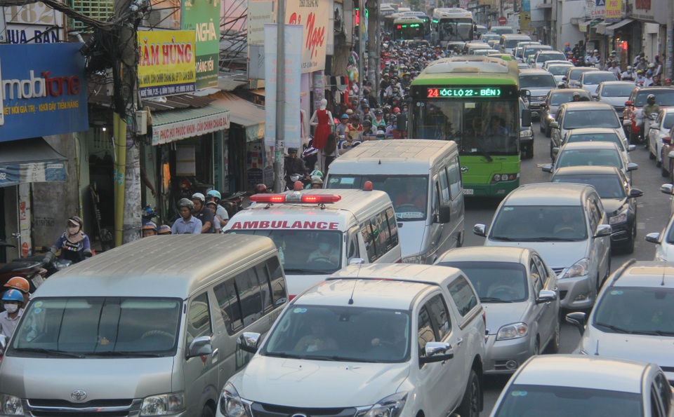 Tại đường Xô Viết Nghệ Tĩnh, dòng phương tiện xếp hàng dài, ùn ứ nghiêm trọng. Các phương tiện di chuyển chậm, nhiều xe máy phải chen vào giữa lòng đường ô tô để đi, ngoài ra nhiều phương tiện khác leo lên vỉa hè để “thoát thân”.