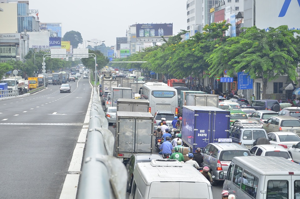 Có cầu vượt 240 tỷ, cửa ngõ Tân Sơn Nhất vẫn kẹt xe trầm trọng - 8 Các phương tiện kẹt cứng hướng sân bay đi ra