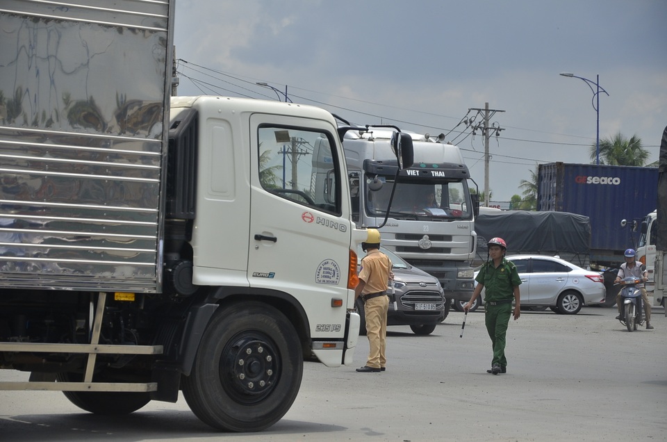 Cầu Phú Mỹ "đông cứng" từ sáng đến trưa - 11
Lực lượng CSGT và thanh niên xung phong mệt lả giữa trưa nắng để điều tiết giao thông trong biển xe đông cứng.