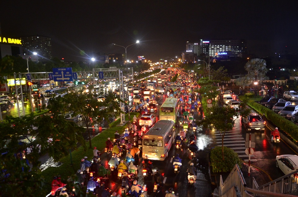 Sài Gòn mưa lớn - Sau ngập là ùn tắc nghiêm trọng - 5 Sài Gòn mưa lớn - Sau ngập là ùn tắc nghiêm trọng - 5