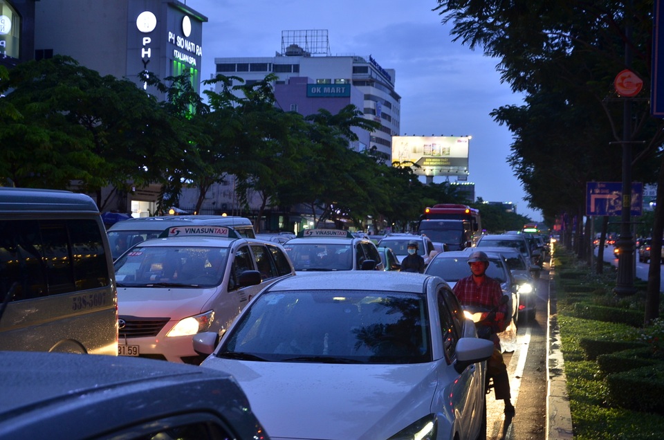 Kẹt xe, hành khách lại xách va ly chạy bộ vào sân bay Tân Sơn Nhất - 10 Các phương tiện đứng im trên đường