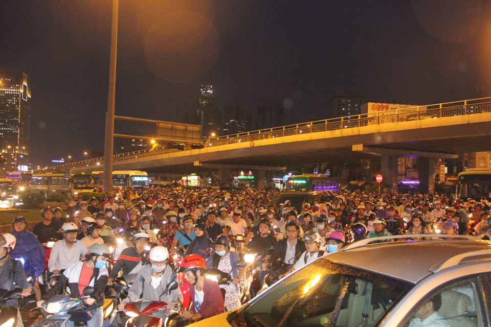 Ngã tư Hàng Xanh rơi vào cảnh tê liệt chiều tối 21/9