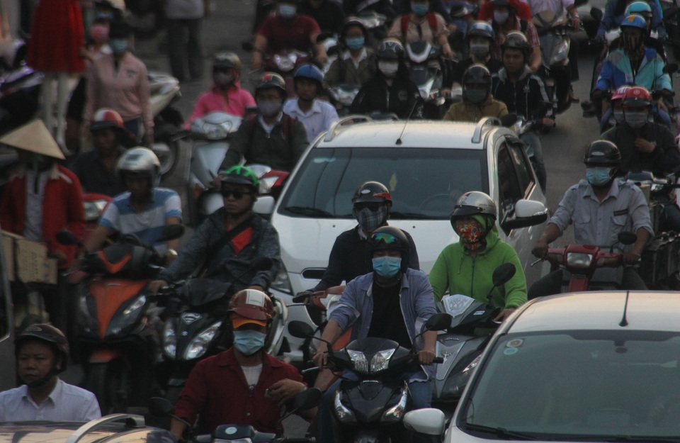 Nhiều người mệt mỏi, mất nhiều thời gian mới qua được đoạn ùn ứ để vào bến xe Miền Đông gửi hàng.