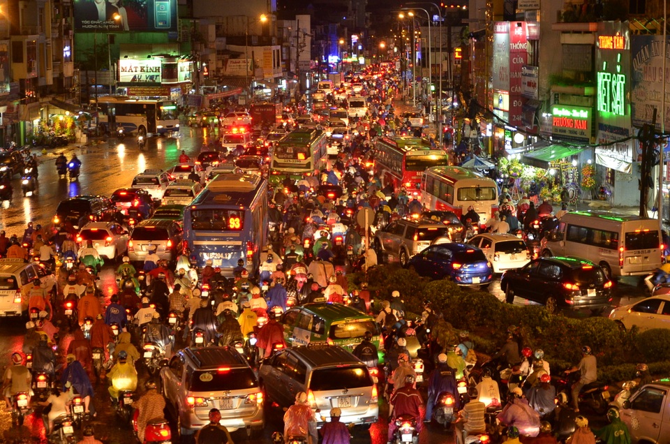 Sài Gòn mưa lớn - Sau ngập là ùn tắc nghiêm trọng - 4 Hàng nghìn phương tiện nối đuôi nhau hướng về đường Xô Viết Nghệ Tĩnh