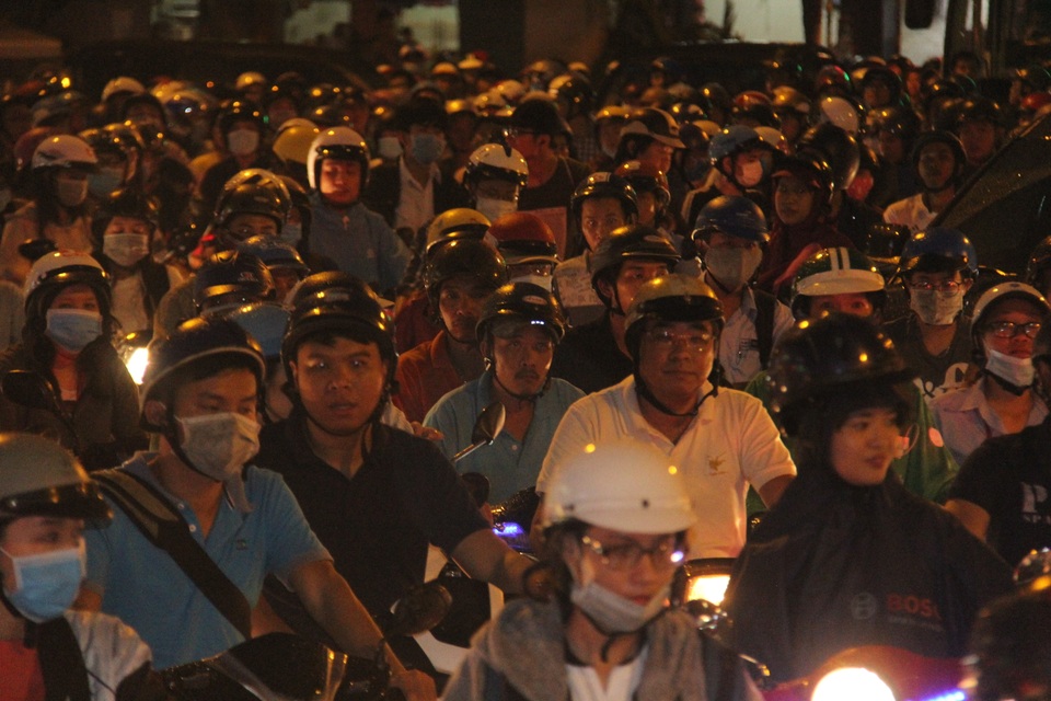 Hàng nghìn phương tiện “chết đứng” trong cơn mưa rả rích - 6