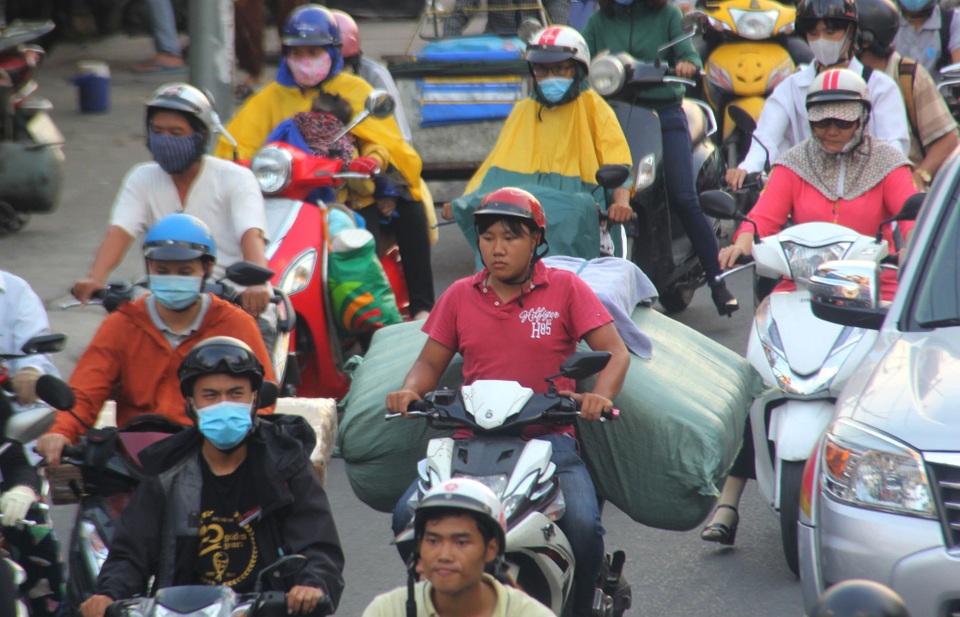 TPHCM: Người dân rời thành phố, nhiều tuyến đường tắc ứ - 2