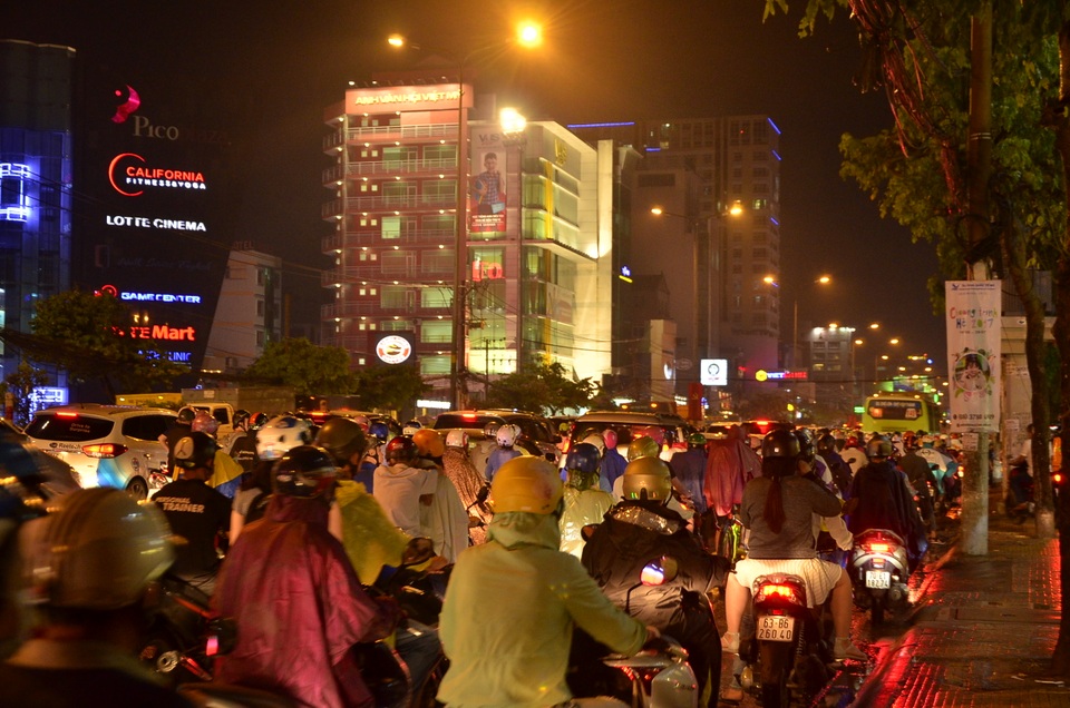 Sài Gòn mưa lớn - Sau ngập là ùn tắc nghiêm trọng - 3
Các phương tiện chen chúc trên đường Cộng Hoà lúc 19h30 tối 19/5